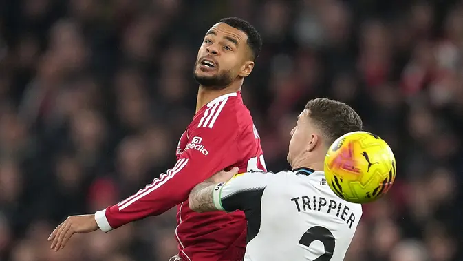 Cody Gakpo (kiri) berduel udara melawan Kieran Trippier di laga Liverpool vs Newcastle di pekan ke-24 Liga Inggris 2025/2026 di Anfield, Minggu (01/02/2026) dini hari WIB. (AP Photo/Jon Super)