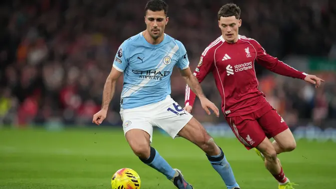 Florian Wirtz menjaga Rodri dalam laga Premier League antara Liverpool vs Manchester City di Anfield, 8 Februari 2026. (AP Photo/Jon Super)