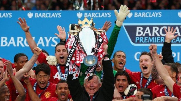 Pelatih legendaris Manchester United, Sir Alex Ferguson, mengangkat trofi Liga Inggris terakhirnya pada musim 2012-2013.
