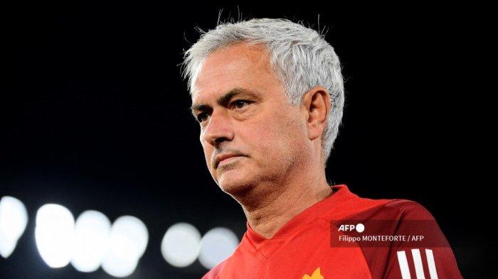 Reaksi pelatih Roma asal Portugal Jose Mourinho selama pertandingan sepak bola Serie A Italia antara AS Roma dan Frosinone Calcio di Stadion Olimpiade di Roma pada 1 Oktober 2023.