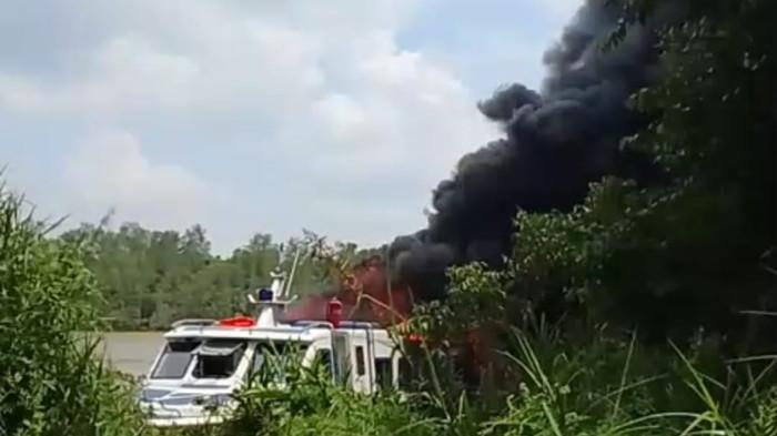 SPEEDBOAT TERBAKAR - Speedboat Sekatak AAA Kaltara yang terbakar di perairan Desa Salimbatu Kecamatan Tanjung Palas Tengah Kabupaten Bulungan, Kalimantan Utara. Terungkap fakta baru pasca insiden speedboat terbakar di Kabupaten Bulungan, Provinsi Kalimantan Utara, lengkap dugaan pemicu, hingga kondisi armada.