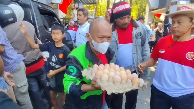 Pengemudi ojol mendapat telur gratis dari peternak ayam di Sulsel. (Liputan6.com/ Fauzan)