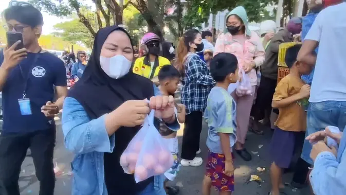 Warga bergembira mendapat telur ayam gratis dari para peternak. (Liputan6.com/ Fauzan)