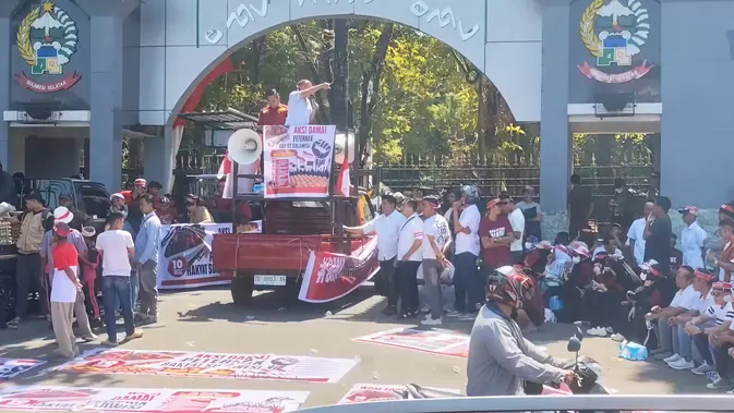 Sejumlah peternak ayam petelur di Sulawesi Selatan menggelar aksi unjuk rasa di depan Kantor Gubernur Sulsel, Senin (10/8/2026). (Liputan6.com/ Fauzan)