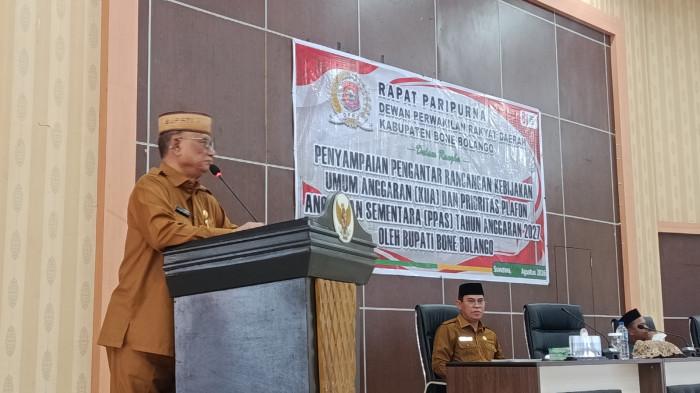 KUA-PPAS - Bupati Bone Bolango, Ismet Mile, saat berpidato dalam Rapat Paripurna Penyampaian Rancangan Kebijakan Umum Anggaran dan Prioritas Plafon Anggaran Sementara (KUA-PPAS) APBD Tahun Anggaran 2027, Senin (10/8/2026). (Sumber Foto: TribunGorontalo.com/Jefri Potabuga)