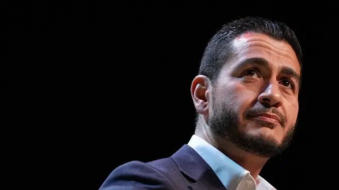 Abdul El-Sayed, politikus progresif yang memenangi pemilihan pendahuluan Partai Demokrat untuk kursi Senat AS dari Michigan, saat berada di Majestic Theatre, Detroit, Rabu (5/8/2026). (Dok. AP Photo/Julia Demaree Nikhinson)