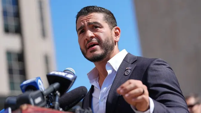 Abdul El-Sayed berbicara dalam konferensi pers di depan monumen Spirit of Detroit, tak lama setelah memenangi nominasi Partai Demokrat untuk calon senator Amerika Serikat dari Michigan, di Detroit, Rabu (5/8/2026). (Dok. AP/Julia Demaree Nikhinson)
