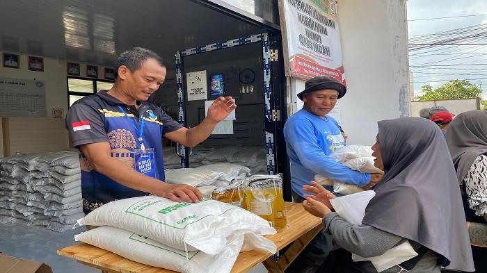 PBP -- Penyaluran beras dan minyak untuk penerima bantuan pangan (PBP) di Kelurahan Opas Indah, Senin (25/5/2026).