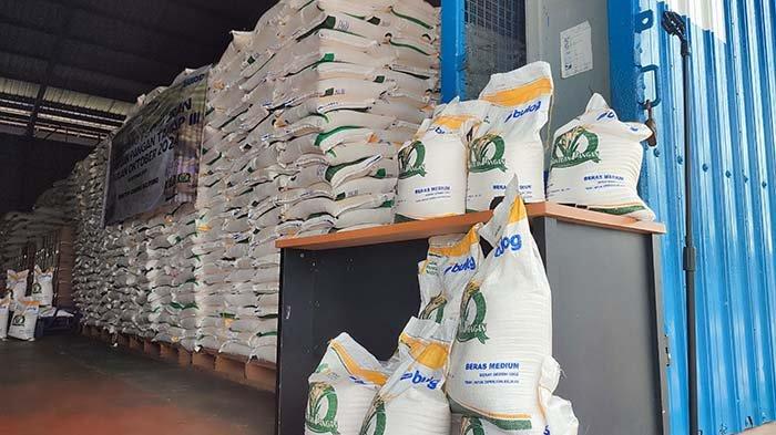 Beras medium 10 kilogram untuk penyaluran beras bantuan pangan yang ada di Gudang Perum Bulog Kantor Cabang Belitung, Selasa (1/10/2024).