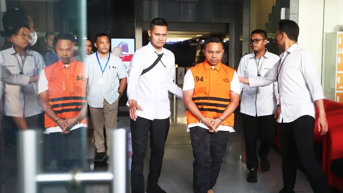 Gubernur Riau Abdul Wahid (menggunakan rompi tahanan) digiring petugas menuju rumah tahanan usai menjalani pemeriksaan di Gedung Merah Putih Komisi Pemberantasan Korupsi (KPK), Jakarta, Rabu (5/11/2025). Abdul Wahid akan menjalani masa penahanan pertama selama 20 hari, terhitung mulai tanggal 5 November hingga 23 November 2025, di Rumah Tahanan (Rutan) KPK. (merdeka.com/Arie Basuki)