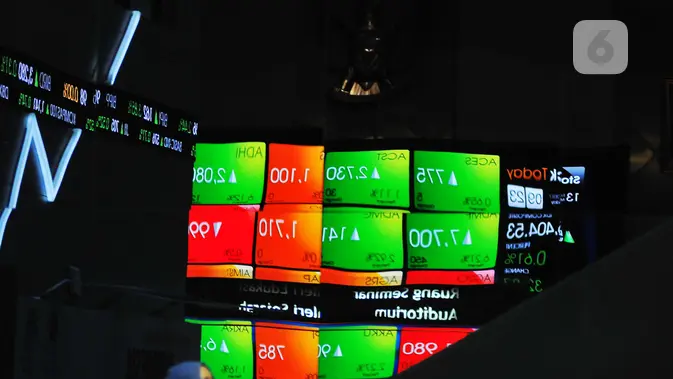 Pengunjung tengah melintasi layar pergerakan saham di BEI, Jakarta. (Liputan6.com/Angga Yuniar)