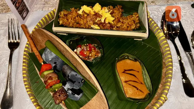 Sajian nasi goreng nyonya, sate madura berdaging boneless short rib, lengkap dengan saus kacang, dan sambal matah di jamuan makan siang eksklusif yang digelar Arita Wagyu Farm dari Miyazaki bersama Alpha Agro Indonesia di Tugu Kunstkring Paleis, Jakarta, 6 Agustus 2026. (Liputan6.com/Asnida Riani)