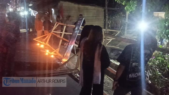 TKP - Lokasi tabrakan maut mobil drag race di Jalan A.P. Mokoginta, Kelurahan Upai, Kota Kotamobagu, Sulawesi Utara (Sulut), Senin (10/8/2026) malam, diterangi cahaya sederet lilin yang dinyalakan. Deretan lilin itu dipasang keluarga korban yang meninggal dunia dalam tragedi tersebut. Di antanya, cucu-cucu dari korban oma Nilawati Mokodongan (72), warga Kelurahan Pontodon.