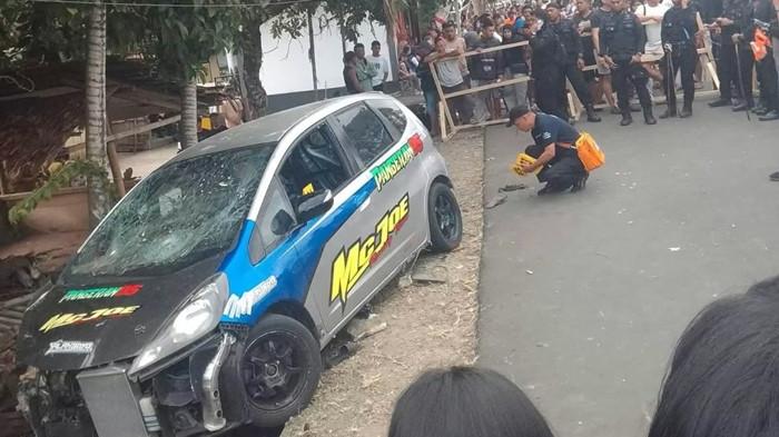 DRAG RACE - Mobil peserta drag race yang alami kecelakaan di Kelurahan Upai, Kecamatan Kotamobagu Utara, Kota Kotamobagu, Provinsi Sulawesi Utara (Sulut) pada Minggu, 9 Agustus 2026 siang. Lintasan drag race di Kelurahan Upai, Kota Kotamobagu, Sulut menuai sorotan warga. Pembatas lintasan hanya tali plastik.