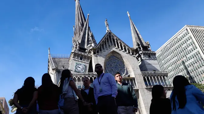 Warga berdiri di luar Katedral Manizales setelah rusak akibat gempa di Manizales, Kolombia, Senin, 10 Agustus 2026.(AP Photo/John Jairo Bonilla)