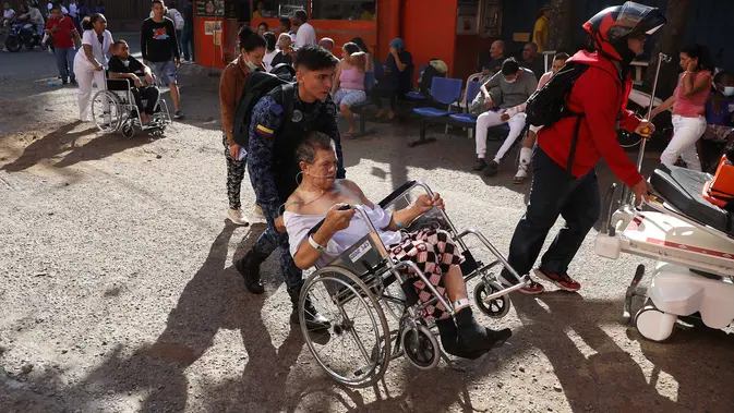 Pasien dievakuasi dari sebuah rumah sakit setelah gempa bumi melanda Cali, Kolombia, Senin, 10 Agustus 2026. (Foto AP/Santiago Saldarriaga)
