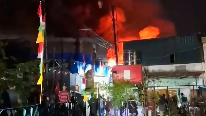 Kebakaran hebat melanda permukiman padat penduduk di Jalan Kandea 3, Kecamatan Bontoala, Kota Makassar, Sulawesi Selatan (Sulsel), Senin (10/8/2026) malam. (Liputan6.com/Fauzan)