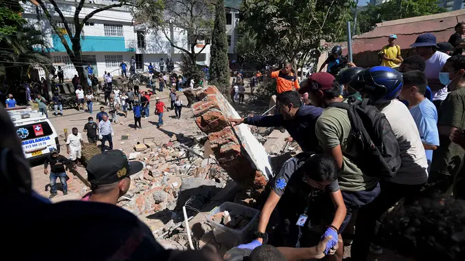 Sejumlah orang mencari korban yang tertimbun  bangunan yang runtuh akibat gempa bumi di Cali, Kolombia, Senin, 10 Agustus 2026 (AFP/ Joaquin Sarmiento)
