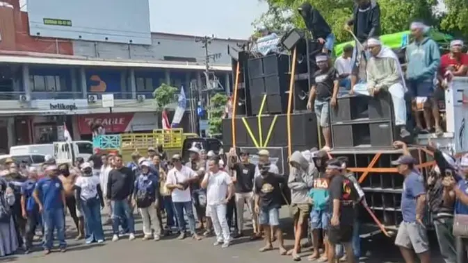 Peternak Pati Mengamuk, Lempar Telur ke Kantor Bupati dan Bawa 1 Ton Ayam