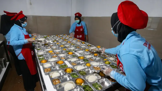 Pekerja menyiapkan Makanan Bergizi Gratis (MBG) di Dapur Makan Bergizi Gratis Kebayunan, Tapos, Depok. (merdeka.com/Arie Basuki)