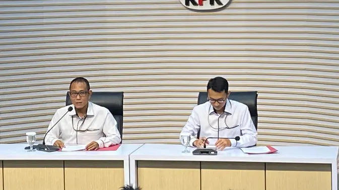 KPK) menahan empat tersangka dalam perkara dugaan tindak pidana korupsi terkait pengadaan barang atau jasa berupa placement iklan pada PT Bank Pembangunan Daerah Jawa Barat dan Banten (Bank BJB) Tahun Anggaran 2021-2023. (Liputan6.com/Rifqy Alief Abiyya)