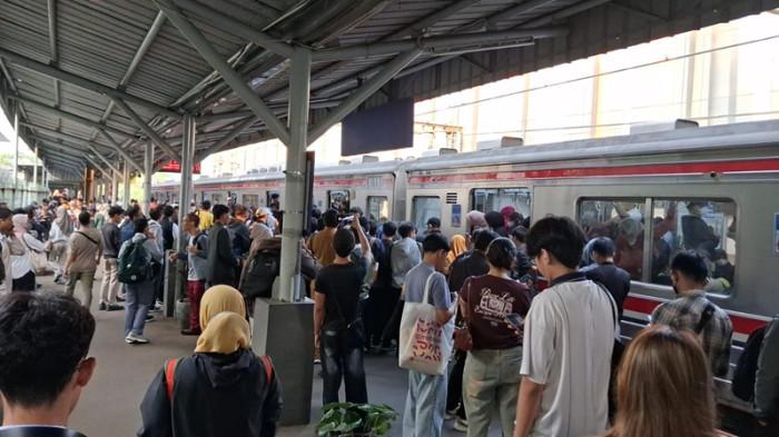 STASIUN JURANGMANGU - Situasi stasiun Jurangmangu saat pelajar SMA tersambar KRL tujuan Tanah Abang-Parungpanjang, Senin(10/8/2026). Pelajar SMA tersebut tersambar KRL saat hendak menaiki KRL Commuter Line.