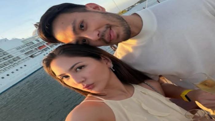 LIBURAN PULAU PADAR - Potret Jessica Mila dan Yakub Hasibuan dalam unggahannya pada 22 April 2026. Jessica Mila menjadi perbincangan usai memboyong suami anak dan sahabat saat momen liburan di Pulau Padar dan Pink Beach pada Minggu (9/8/2026).