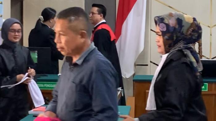 TUNTUTAN - Eks Kepala Desa Muara Hemat, Kecamatan Batang Merangin, Kabupaten Kerinci, Jasman dituntut 3 tahun dan enam bulan penjara kasus korupsi dana desa. Sidnag tuntutan digelar di Pengadilan Tipikor Jambi pada Senin (10/8/2026).