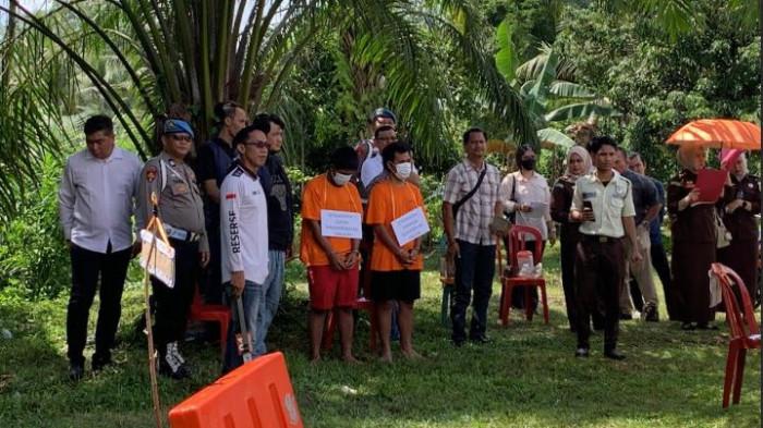 REKONSTRUKSI - Polsek Kota Baru menggelar rekonstruksi pembunuhan di kawasan Pinang Merah, Kecamatan Alam Barajo, Kota Jambi pada Senin (11/5/2026). Peristiwa senja berdarah itu membuat Indra Kusuma (41) kehilangan nyawa.
