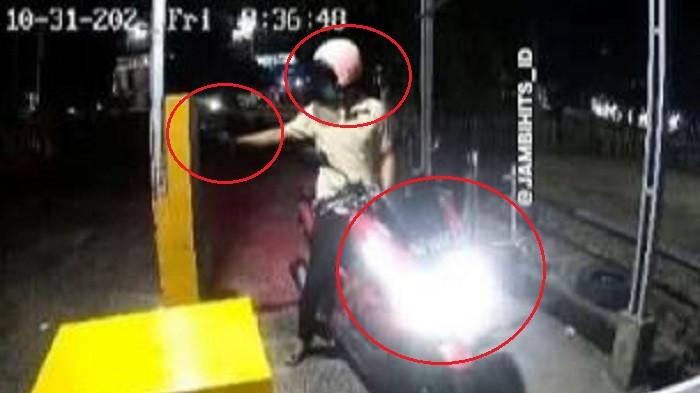 CCTV Bripda Waldi masuk parkiran RSUD H Hanafie Muara Bungo Jambi
