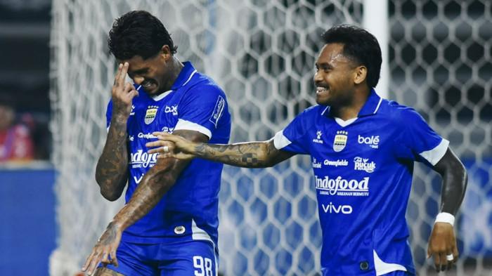 BERSELEBRASI - Ramon Tanque (kiri) bersama Saddil Ramdani (kanan) melakukan selebrasi seusai mencetak gol kedua pada pertandingan pekan 22 Super League 2025/2026 antara Persib Bandung vs Madura United di Stadion Gelora Bandung Lautan Api (GBLA), Gedebage, Jawa Barat, Kamis (26/2) malam WIB.