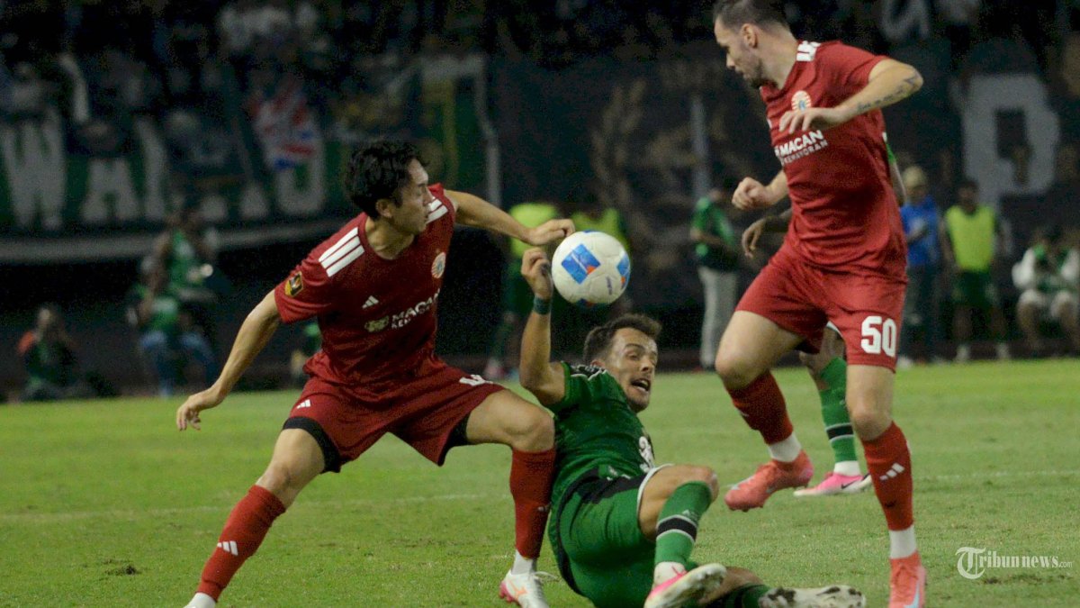 SAMA KUAT - Pemain Persebaya Miguel (tengah) berebut bola dengan pemain Persija Jakarta Kyohei Yoshino (kiri) dan Kerim Memija (kanan) pada pertandingan Piala Presiden 2026 di Stadion Gelora Bung Tomo (GBT) Surabaya,Minggu (26/7/26) malam. Pada laga Grup B ini pertandingan berakhir dengan kemenangan Persebaya atas Persija dengan skor akhir 1-0. (SURYA/HABIBUR ROHMAN)