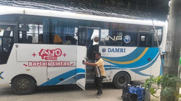 JADWAL DAMRI - Tampak salah satu Bus Damri yang akan berangkat melalui terminal di kawasan Pasar Induk, Jalan Sengkawit, Tanjung Selor Hilir, Kecamatan Tanjung Selor, Kabupaten Bulungan, Kaltara belum lama ini. JADWAL DAMRI - Tampak suasana terkini Terminal Damri Tanjung Selor, Kaltara. Cek Jadwal Damri Tanjung Selor hari ini Selasa 11 Agustus 2026, lengkap rute menuju Malinau, Berau, hingga Samarinda. (TribunKaltara.com /Rismayanti)