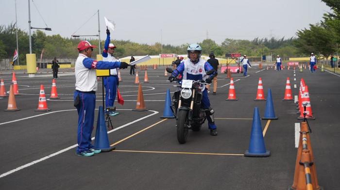 KOMPETISI BERKENDARA - Peserta memeragakan teknik mengendarai sepeda motor pada ajang Astra Honda Safety Riding Instructors Competition (AHSRIC) 2026 di Astra Honda Motor Safety Riding Park (AHM-SRP), Deltamas, Cikarang, 4-7 Agustus 2026. Eko Junianto sebagai advisor safety riding Astra Motor Sulawesi Selatan (Asmo Sulsel) berhasil sabet juara.