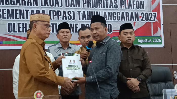 RAPAT PARIPURNA - Bupati Bone Bolango, Ismet Mile menghadiri Rapat Paripurna Penyampaian Rancangan Kebijakan Umum Anggaran dan Prioritas Plafon Anggaran Sementara (KUA-PPAS) APBD Tahun Anggaran 2027, Senin (10/8/2026). (Sumber Foto: TribunGorontalo.com/Jefri Potabuga)