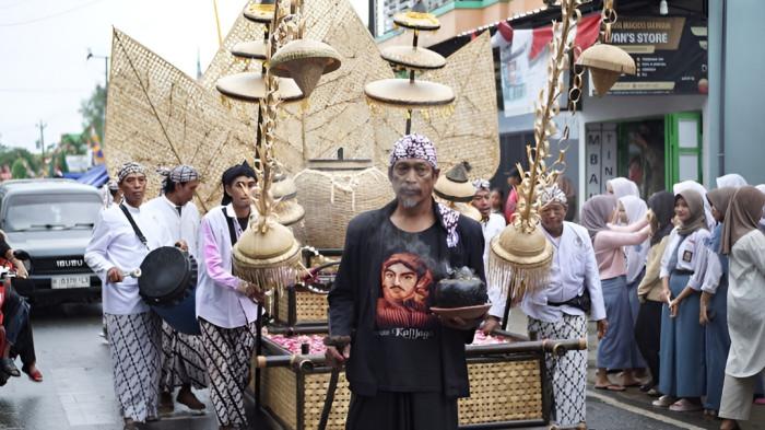 REBO WEKASAN- Kirab Air Salamun Rebo Wekasan yang digelar di Desa Wisata Jepang, Kecamatan Mejobo Kabupaten Kudus, Selasa (19/8/2025). Kegiatan ini diikuti oleh masyarakat lokal.