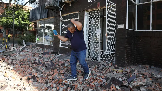 Seorang pria meninggalkan gedung apartemen setelah gempa bumi melanda Cali, Kolombia, Senin, 10 Agustus 2026. (AP Photo/Santiago Saldarriaga)