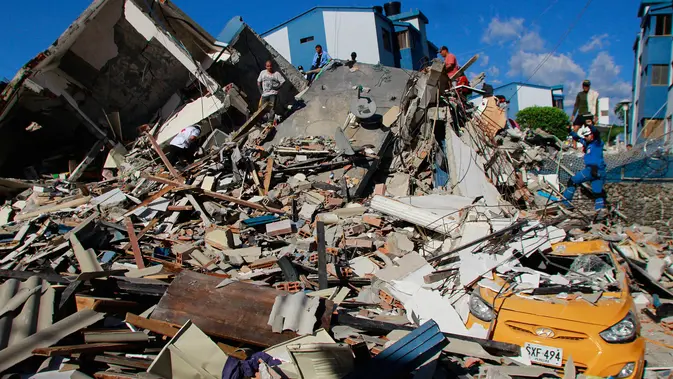 Gempa Dahsyat Magnitudo 7,4 Guncang Kolombia 132 Orang Tewas Warga mencari di antara puing-puing setelah gempa bumi melanda Pereira, Kolombia, Senin, 10 Agustus 2026. (Foto AP/Miguel Angel Lopez)