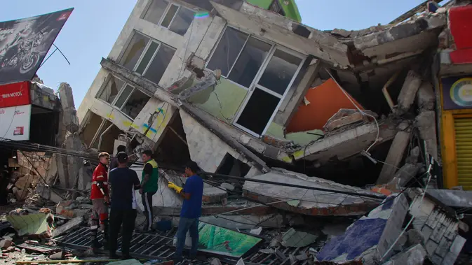 Gempa Dahsyat Magnitudo 7,4 Guncang Kolombia 132 Orang Tewas Warga mencari di antara puing-puing setelah gempa bumi melanda Pereira, Kolombia, Senin, 10 Agustus 2026. (Foto AP/Miguel Angel Lopez)