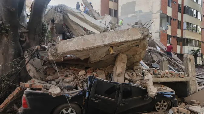 Gempa Dahsyat Magnitudo 7,4 Guncang Kolombia 132 Orang Tewas Sebuah kendaraan tertimpa reruntuhan setelah gempa bumi melanda Cali, Kolombia, Senin, 10 Agustus 2026. (Foto AP/Juan Diaz)