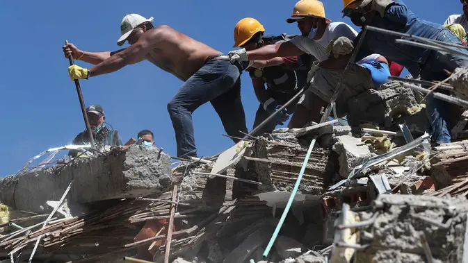 Gempa Dahsyat Magnitudo 7,4 Guncang Kolombia 132 Orang Tewas Warga dan petugas penyelamat mencari di antara puing-puing setelah gempa bumi melanda Cali, Kolombia, pada hari Senin, 10 Agustus 2026. (Foto AP/Santiago Saldarriaga)