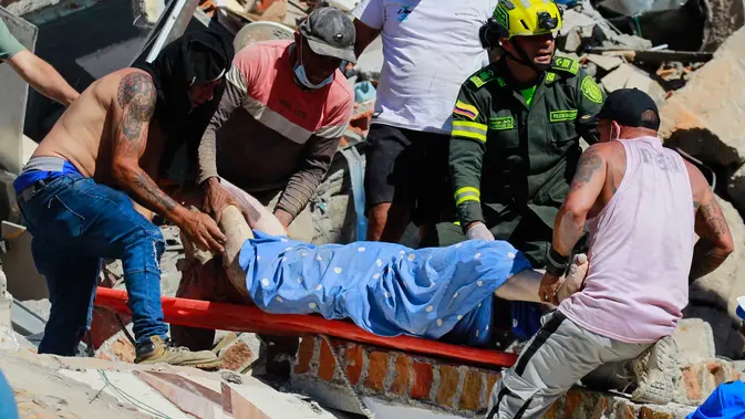Gempa Dahsyat Magnitudo 7,4 Guncang Kolombia 132 Orang Tewas Warga dan polisi membawa seorang korban selamat yang ditarik dari reruntuhan setelah gempa bumi melanda Pereira, Kolombia, Senin, 10 Agustus 2026. (Foto AP/Miguel Angel Lopez)