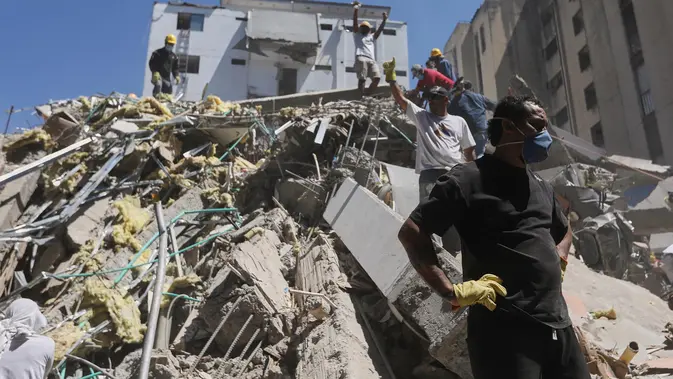 Gempa Dahsyat Magnitudo 7,4 Guncang Kolombia 132 Orang Tewas Warga dan petugas penyelamat mencari di antara puing-puing setelah gempa bumi melanda Cali, Kolombia, pada hari Senin, 10 Agustus 2026. (Foto AP/Santiago Saldarriaga)