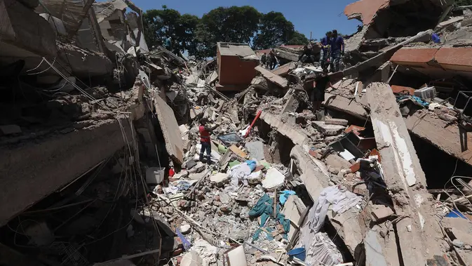 Gempa Dahsyat Magnitudo 7,4 Guncang Kolombia 132 Orang Tewas Petugas penyelamat dan warga mencari di antara reruntuhan setelah gempa bumi melanda Cali, Kolombia, pada hari Senin, 10 Agustus 2026. (Foto AP/Santiago Saldarriaga)