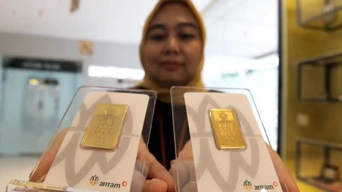 HARGA EMAS ANTAM — Seorang petugas memperlihatkan emas batangan Antam yang dipasarkan di Butik Emas Logam Mulia PT Aneka Tambang (Antam), Medan, Selasa (7/10/2025). Simak update harga emas Antam terbaru hari ini, Selasa (10/2/2026).