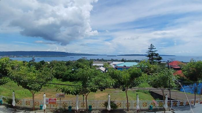 CUACA BERAWAN - Kondisi cuaca di sekitar Bandara Rendani di Kabupaten Manokwari, Papua Barat, pada 6 Desember 2025. Sebagian wilayah Kabupaten Manokwari akan diguyur hujan ringan, Kamis (22/1/2026).