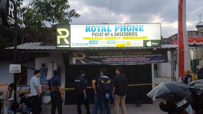 OLAH TKP - Tim Inafis Polres Semarang melakukan olah tempat kejadian perkara (TKP) dugaan kasus perampokan di sebuah konter telepon seluler, Royal Phone, di RT 5 RW 1 Kelurahan Pojoksari, Kecamatan Ambarawa, Kabupaten Semarang, (6/8/2026). (TRIBUN JATENG/EKA YULIANTI FAJLIN)