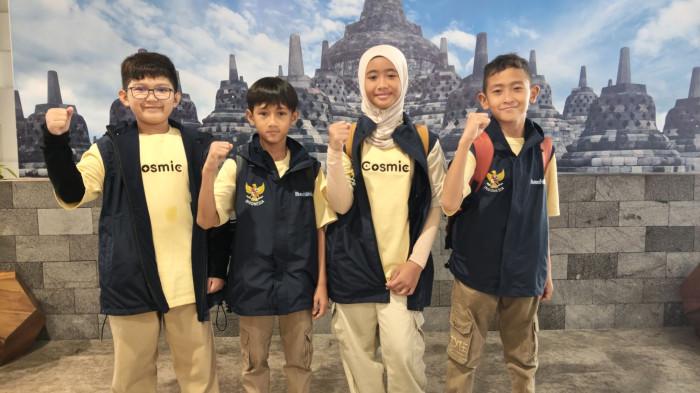 BERTOLAK KE THAILAND- Tahani Ahla Al Alami (tengah), putri Wakil Gubernur Jawa Tengah Taj Yasin Maimoen, bersama tiga rekannya bersiap bertolak ke Thailand untuk mewakili Indonesia pada World Green Mech (WGM) Competition 2026, Jumat (7/8/2026).