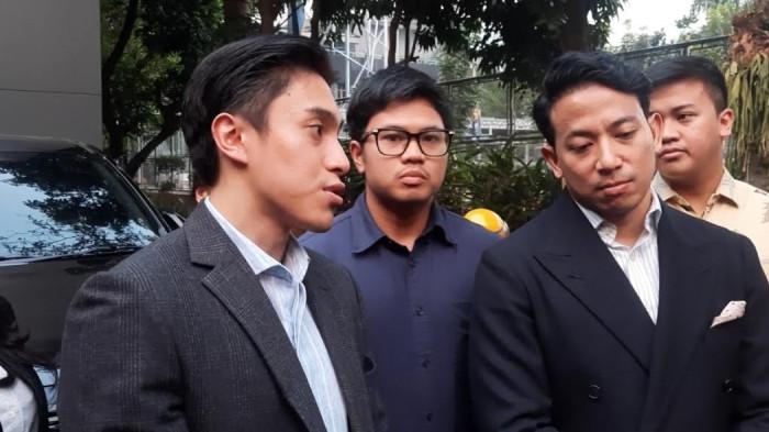 KASUS BIGMO - Youtuber Bigmo (tengah) bersama kuasa hukumnya Sangun Ragahdo (kanan) dan Riphat Senikentara (kanan) ditemui di gedung PPA Polda Metro Jaya usai menjalani klarifikasi kasus dugaan eksploitasi anak, Senin (10/8/2026).