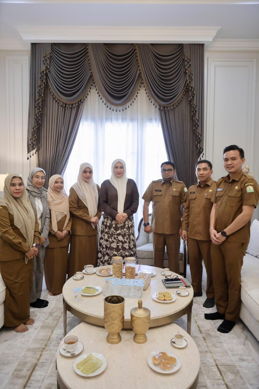 MINTA DUKUNGAN TP PKK - Kepala Dinas Kebudayaan dan Pariwisata Aceh Dedy Yuswadi bersama jajaran beraudiensi dengan Ketua TP PKK Aceh Marlina Usman, Senin (10/8/2026) dan meminta dukungan kegiatan Aceh Cullinary Festival 2026 yang akan berlangsung pada 11-14 September 2026 mendatang.(Biro Adpim Setda Aceh/HO)